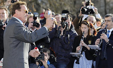 Arnold Schwarzenegger dirigiert die Stadtkapelle